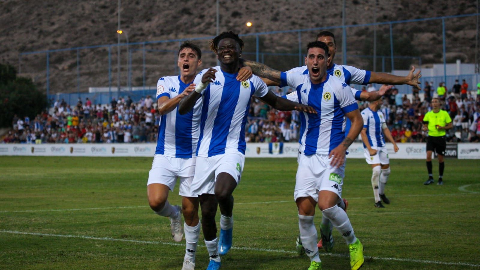 Els jugadors de l'Hèrcules celebren el primer gol contra l'Intercity