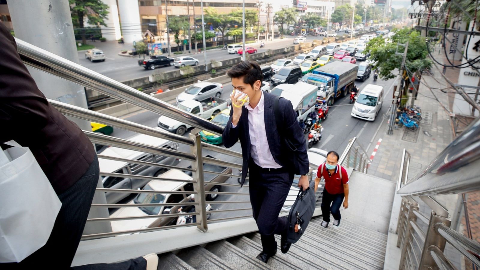 Vianants utilitzen màscares per a protegir-se de la contaminació aquest dimecres a Bangkok