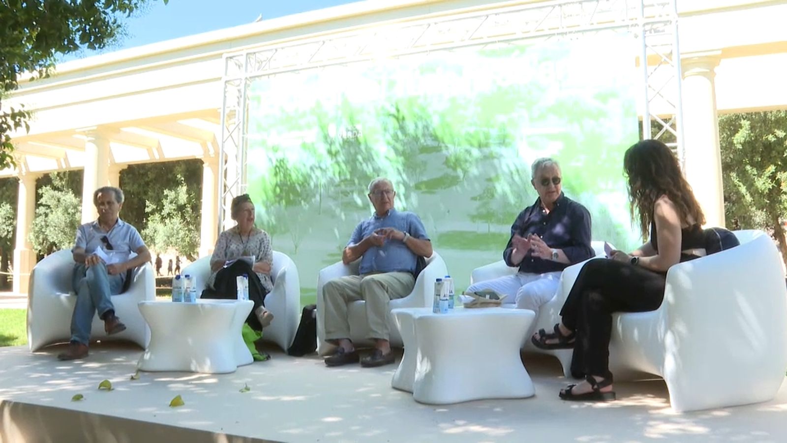 Conversa entre Ribó i diverses personalitats al voltant del Jardí del Túria