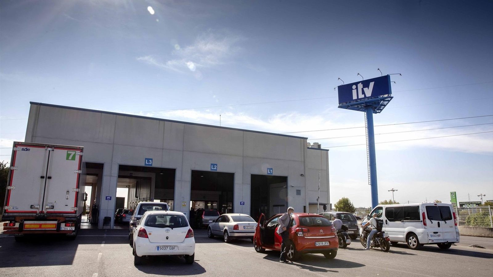 Uns quants vehicles es posen en cúa per a passar la ITV.