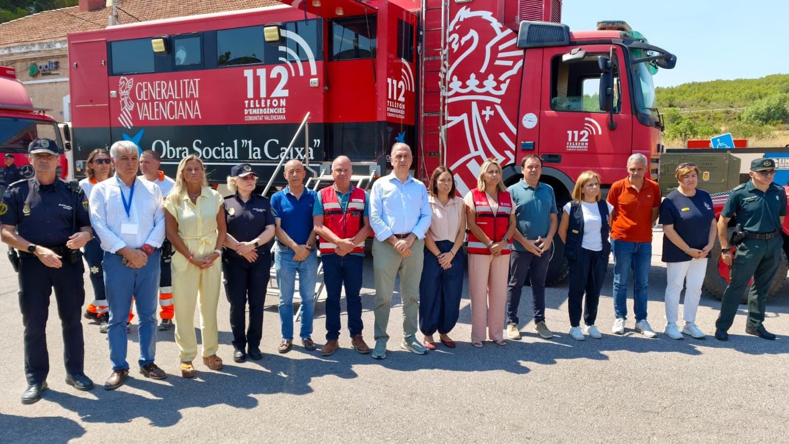 Representants del govern autonòmic i central han guardat el minut de silenci contra l'últim crim masclista des del lloc de comandament de l'incendi de Soneja