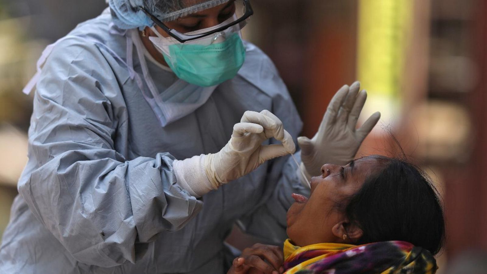 Una metgessa pren una mostra a una pacient per a fer-li la prova de la Covid-19 a la ciutat índia de Bombai