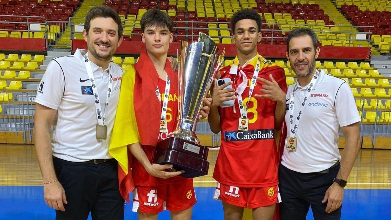 Xavi Albert, Dídac Cebolla, Sergi Kemu i Ferran Pizcueta, amb el trofeu de campions