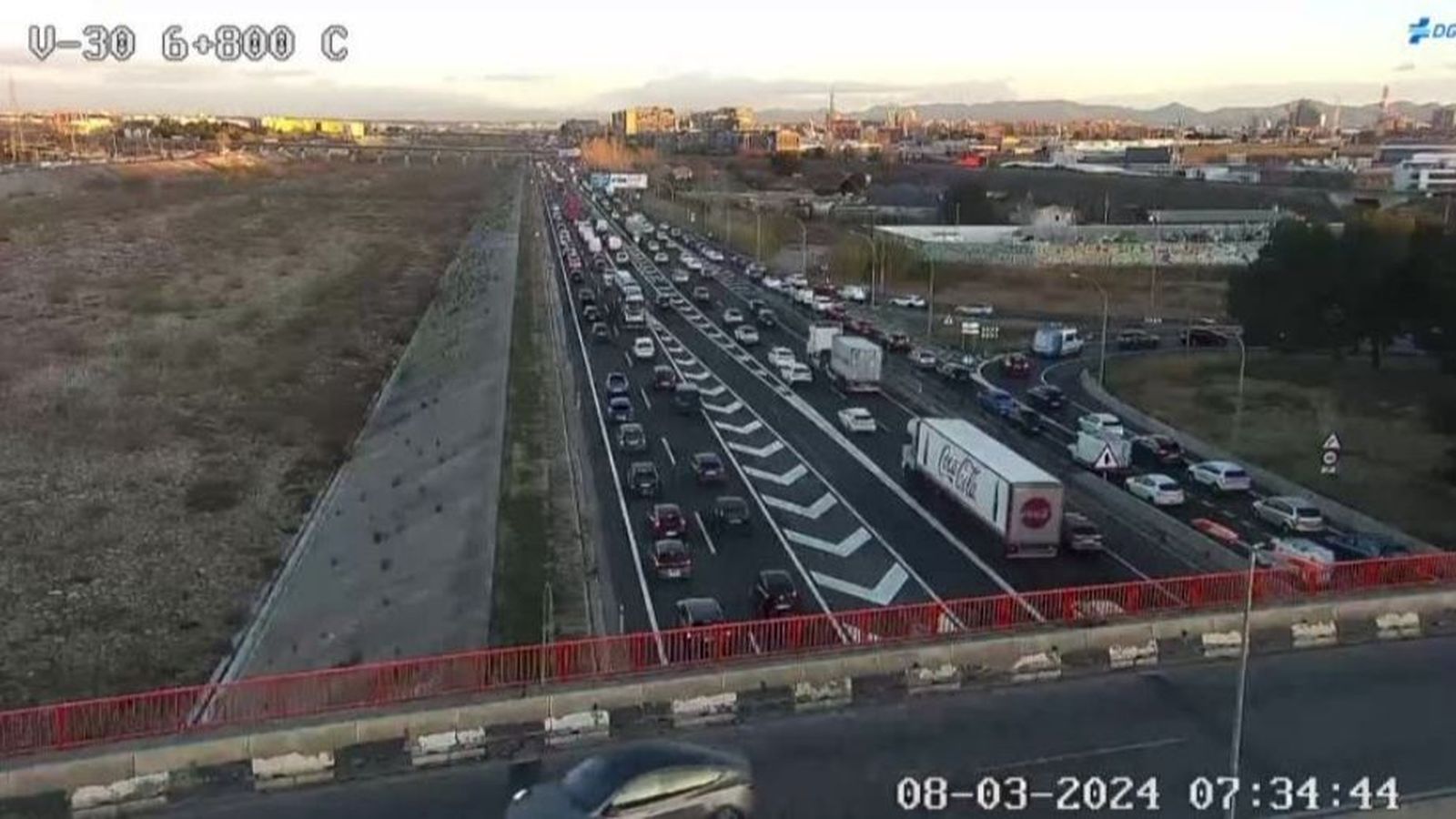 Cues de fins a deu quilòmetres en la V-30 a primera hora d'aquest divendres