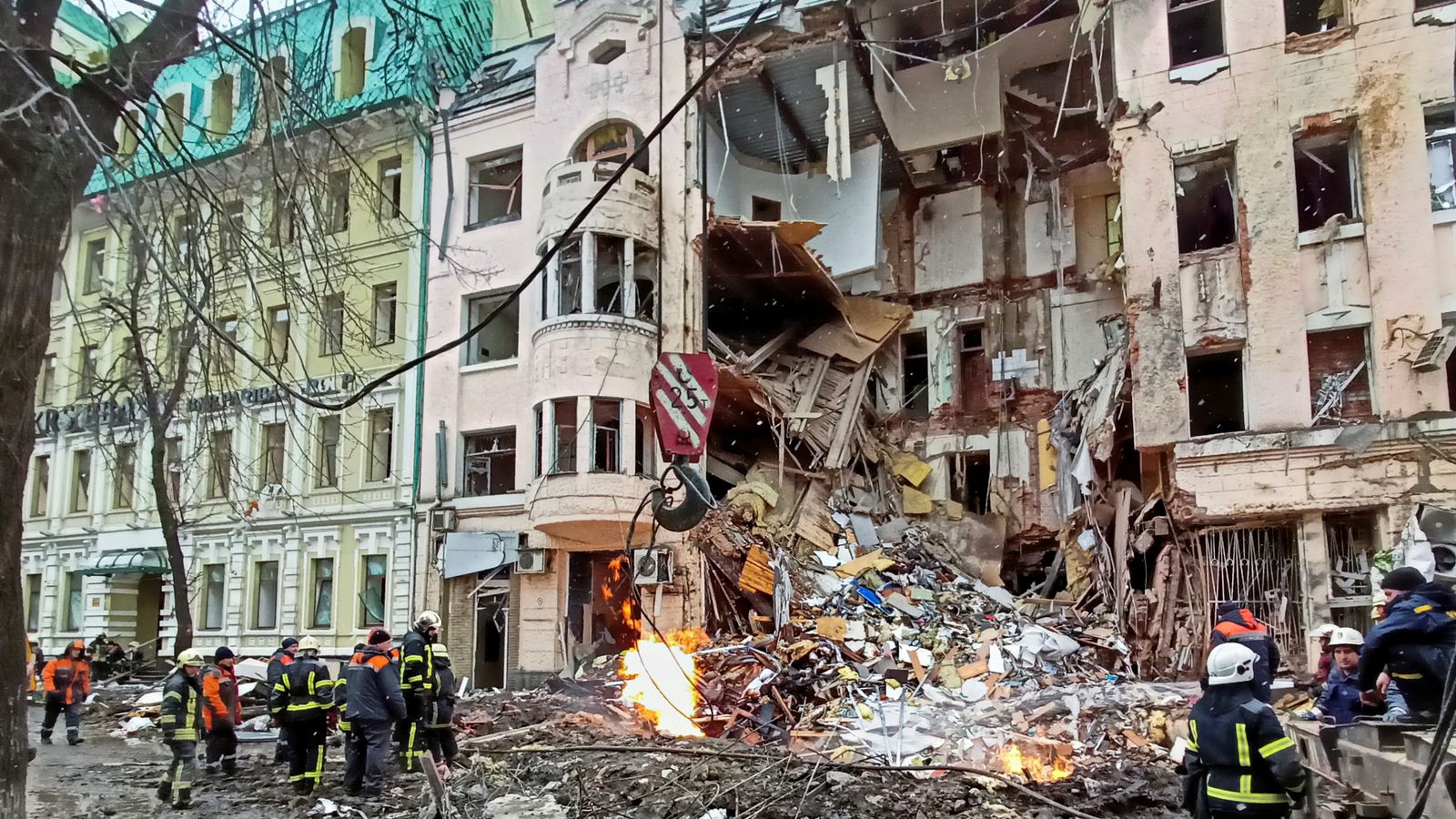 Els serveis d'emergències treballen després d'un atac a la ciutat de Khàrkiv, aquest dilluns