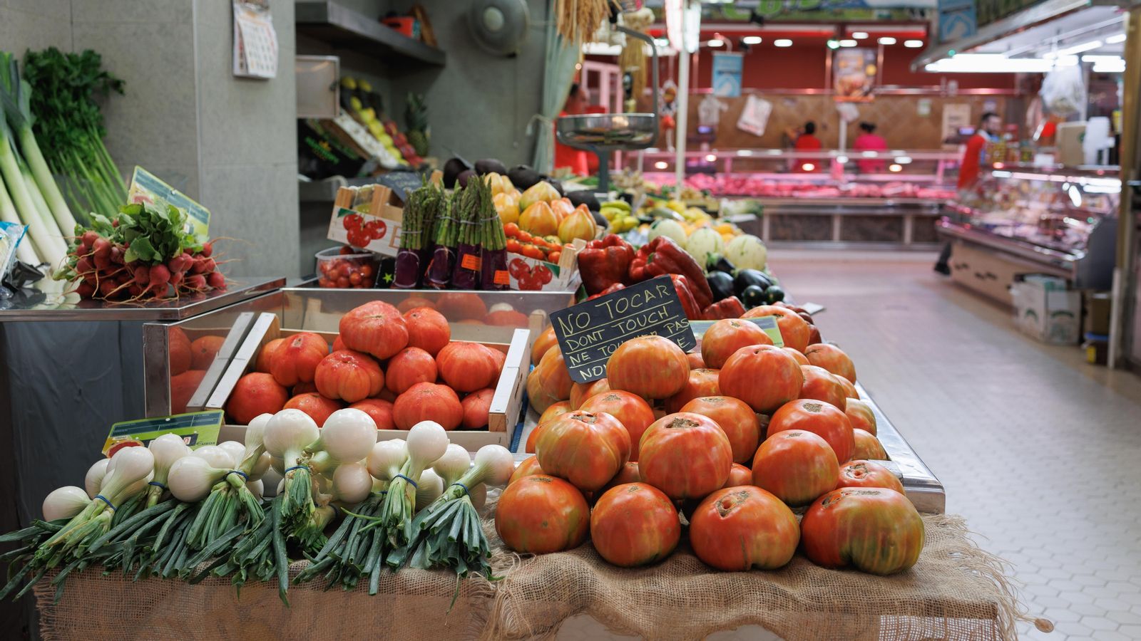 Verdures en un aparador a un mercat de València