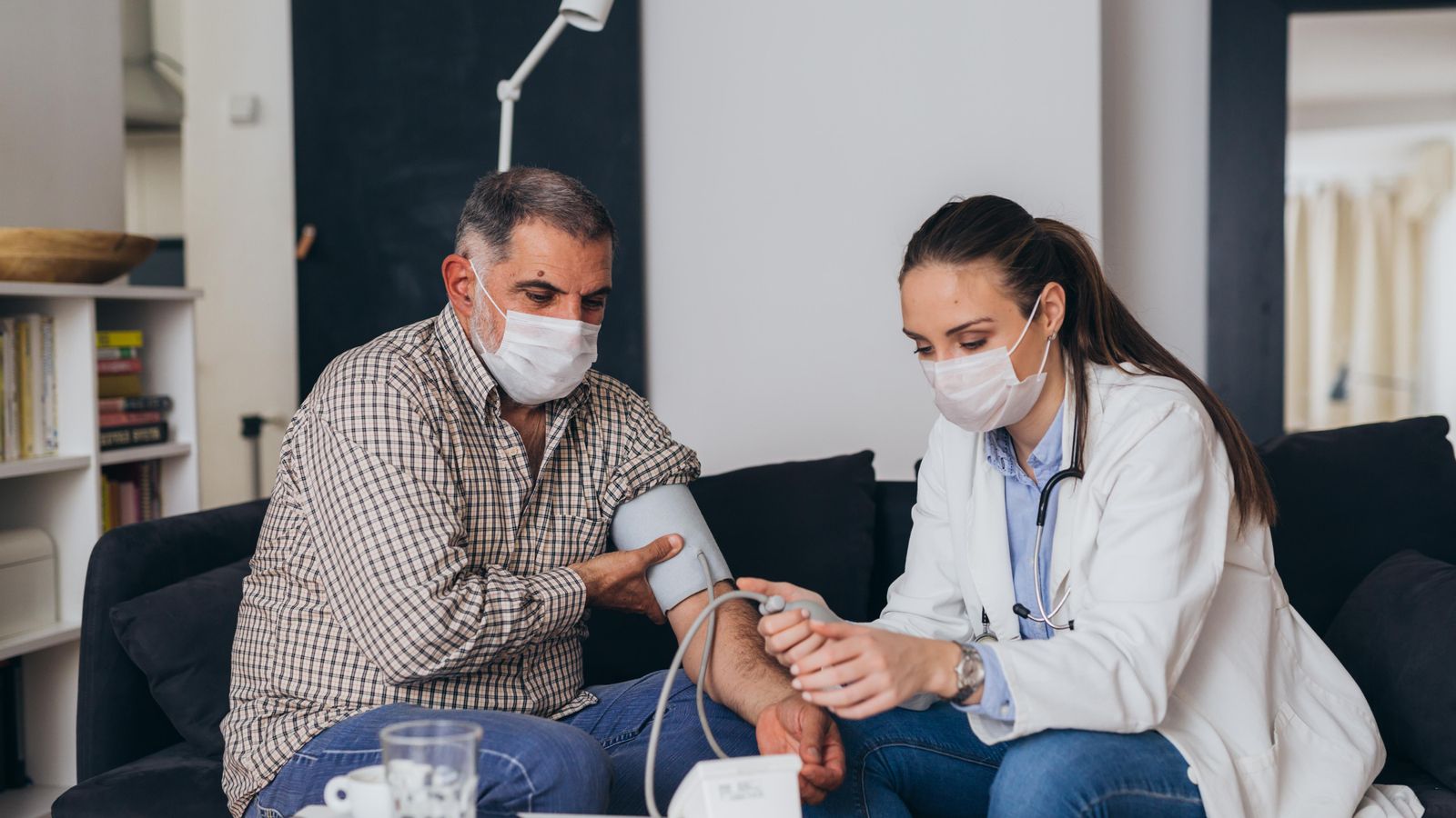 Un home és atés per una metge