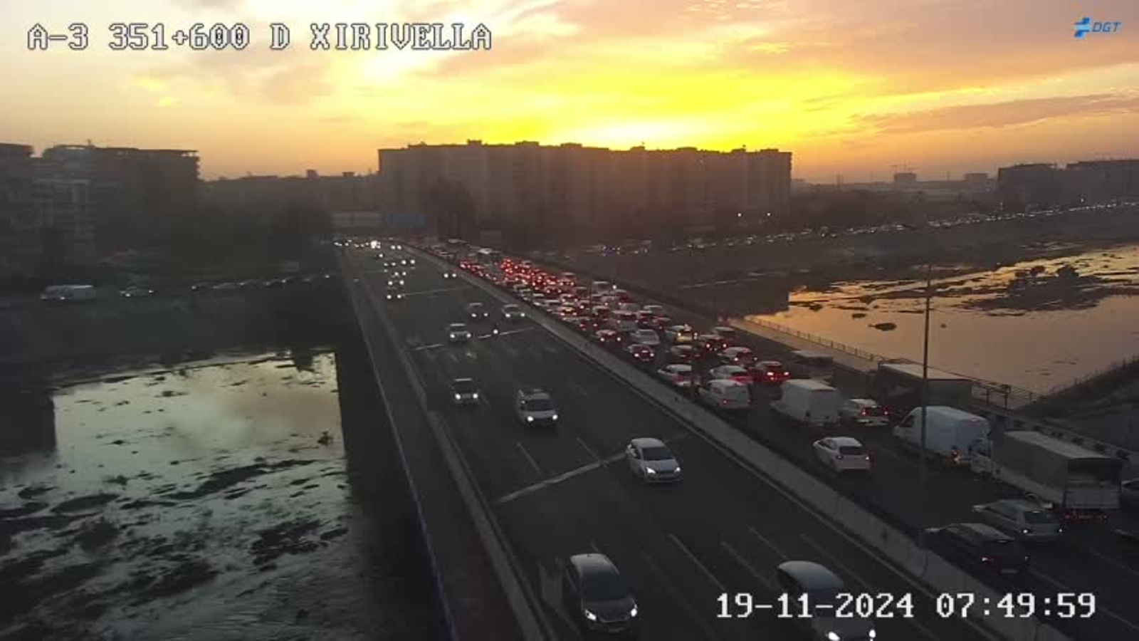 Accés a València des de l'autovia A-3, al terme de Xirivella, on es registren cues