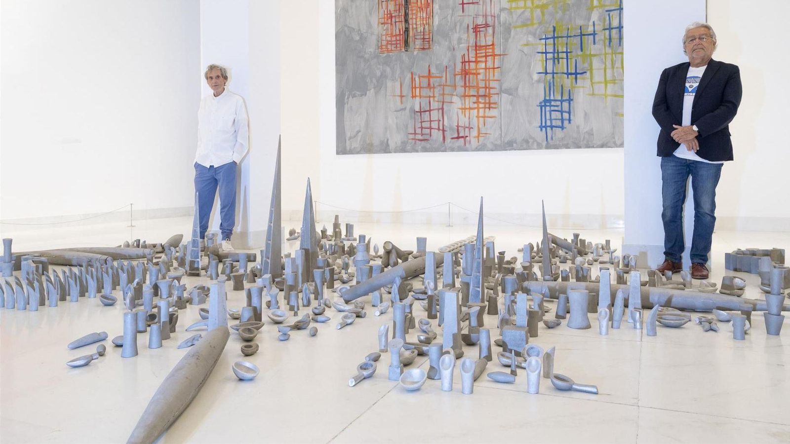 Miquel Navarro, a l'esquerra, junt a l'obra Tensión, que ha cedit durant un any a l'entitat cultural
