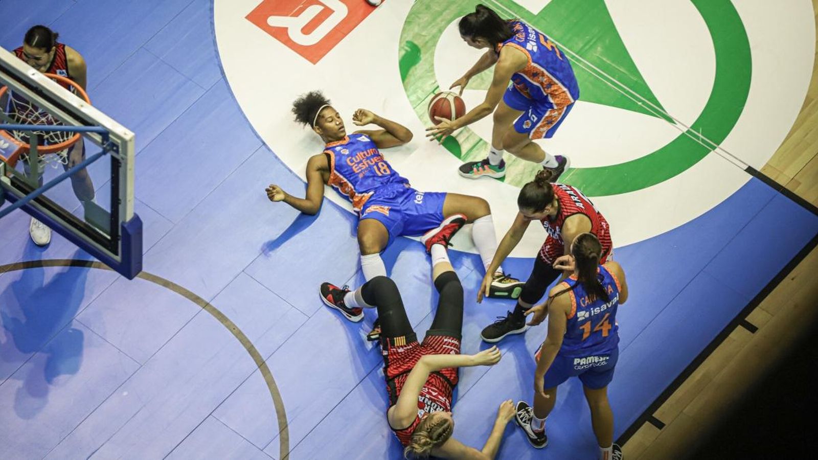 Les jugadores taronja ho han donat tot en la pista