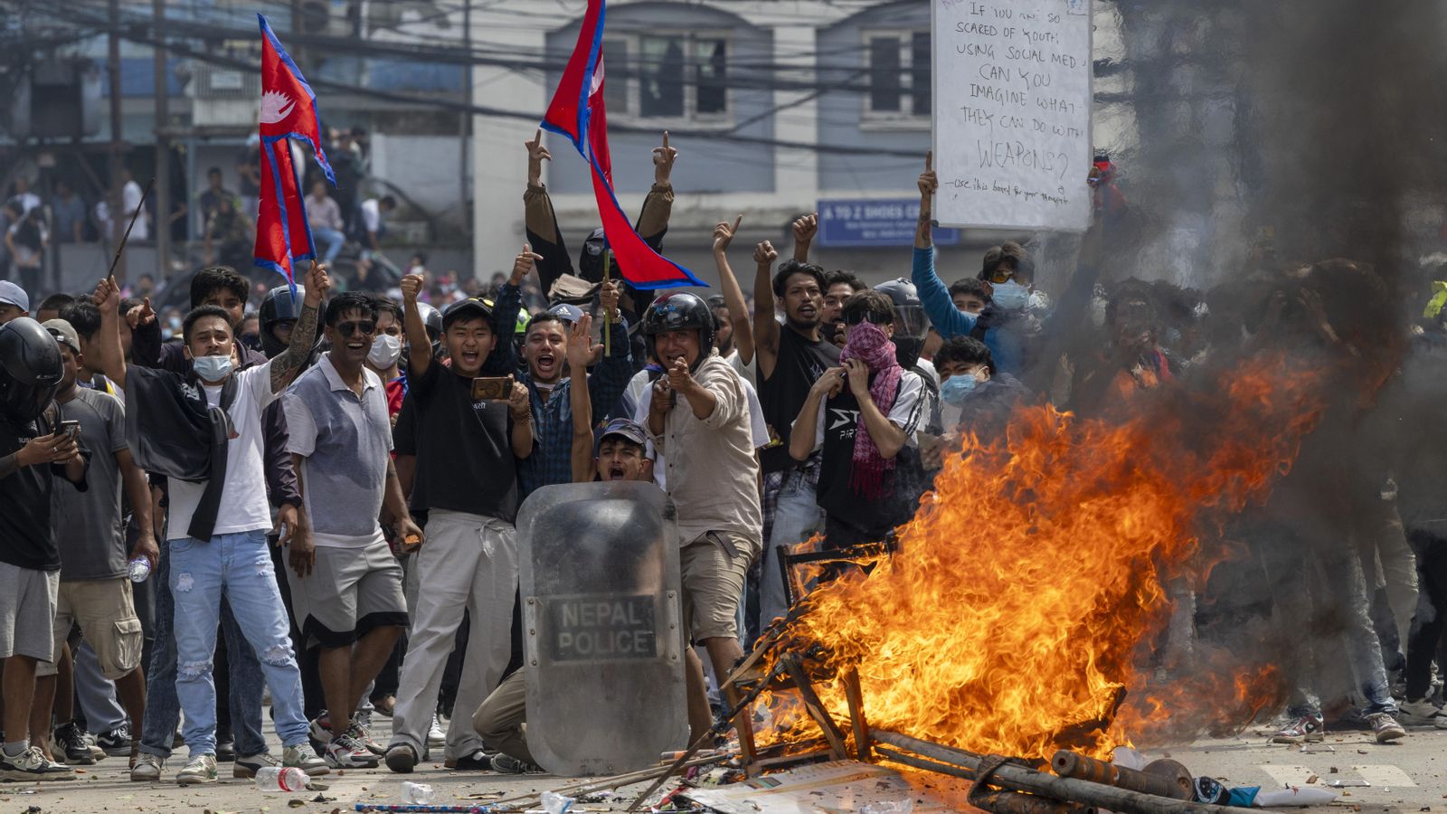 Almenys 30 morts en les protestes de la Generació Z contra la corrupció i el veto a les xarxes socials al Nepal Almenys 30 morts en les protestes de la Generació Z contra la corrupció i el veto a les xarxes socials a Nepal