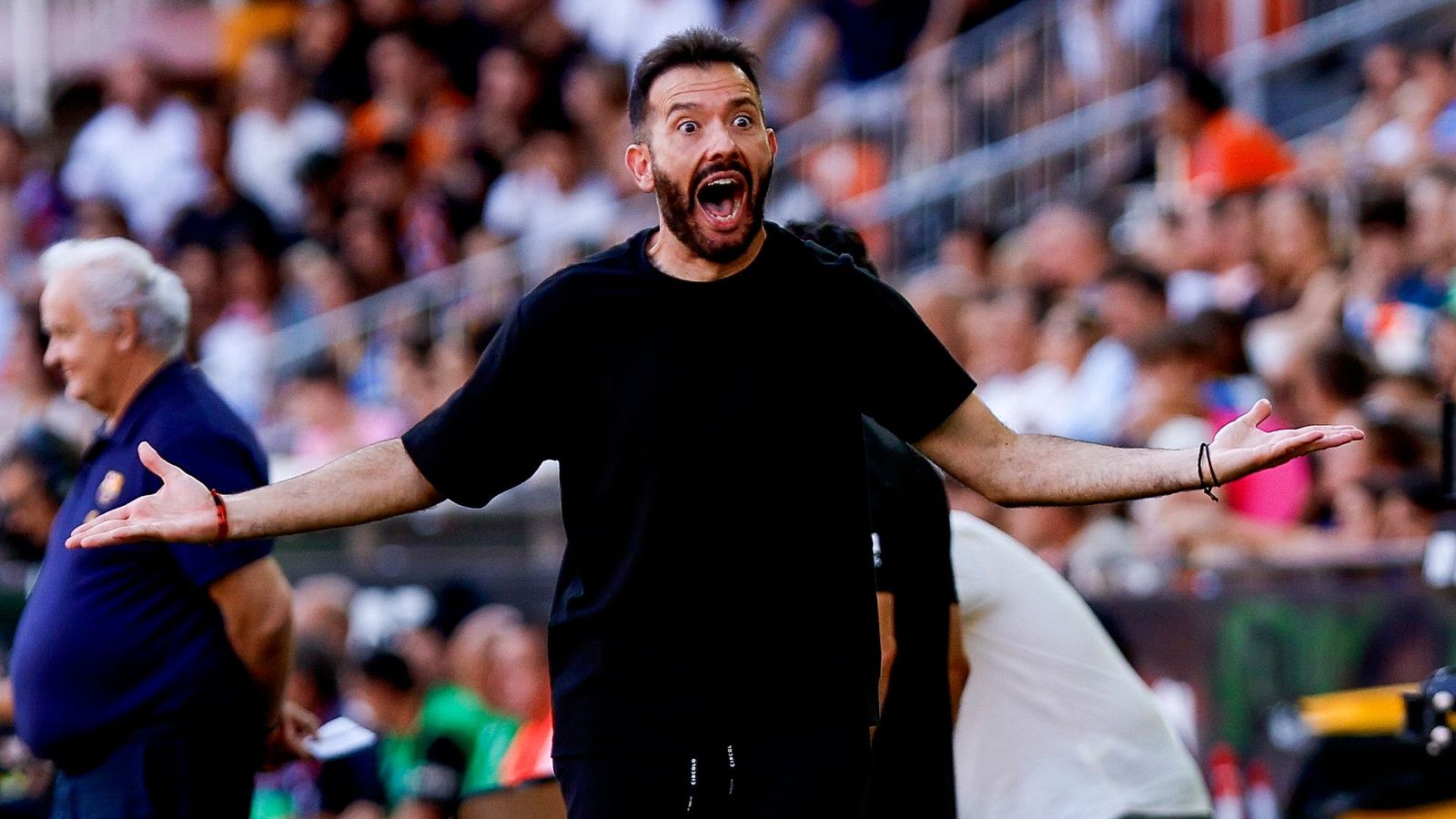 Carlos Corberán durant el partit contra el FC Barcelona d'este diumenge