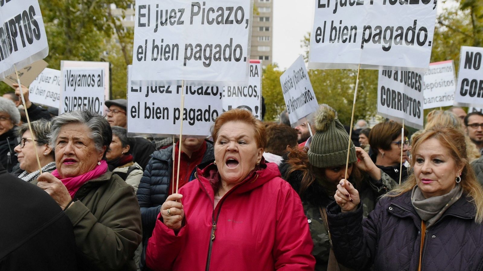 Manifestants durant la concentració enfront del Tribunal Suprem en Madrid