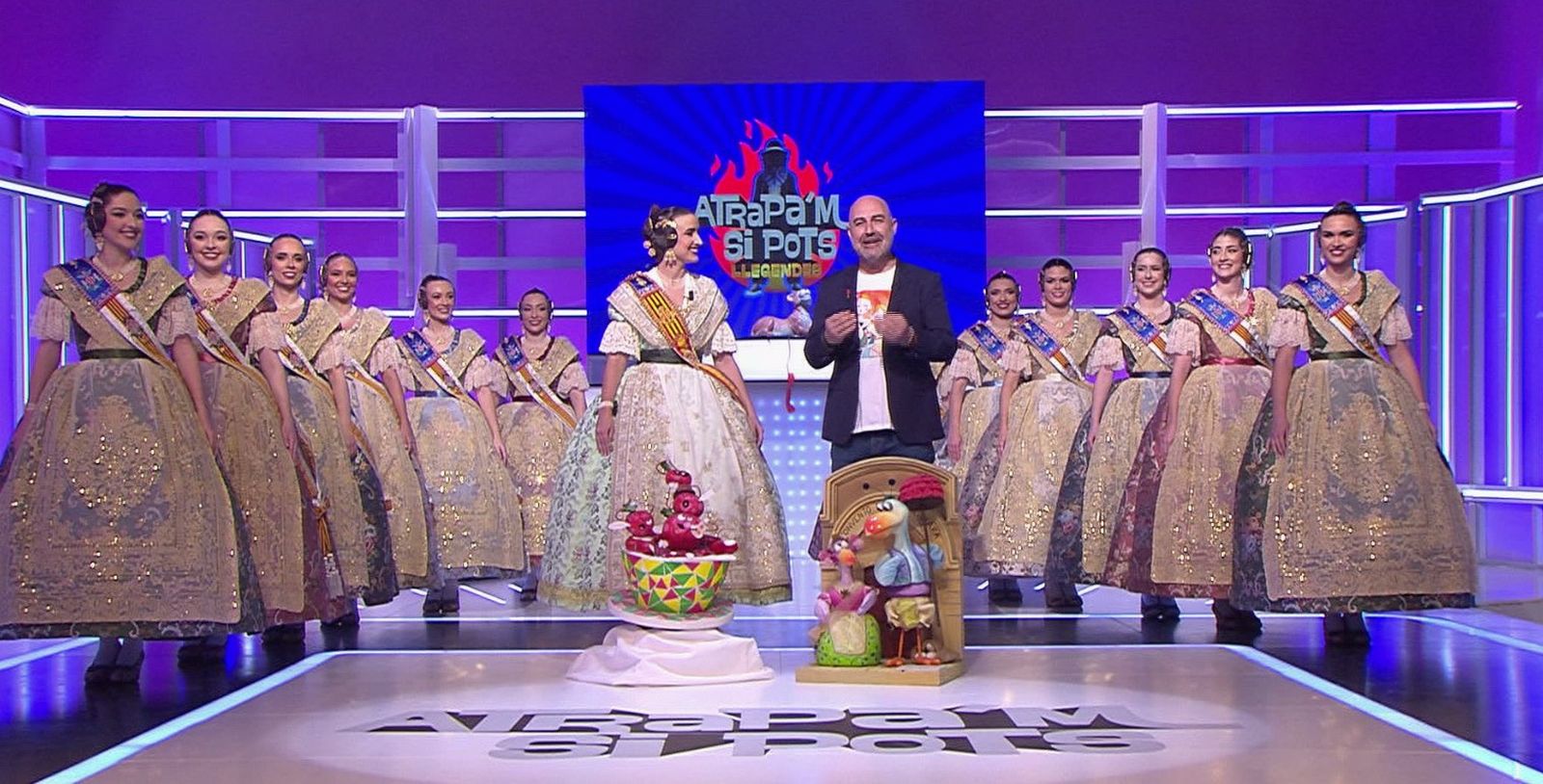 La fallera major i la seua cort d'honor a l'Atrapam si pots