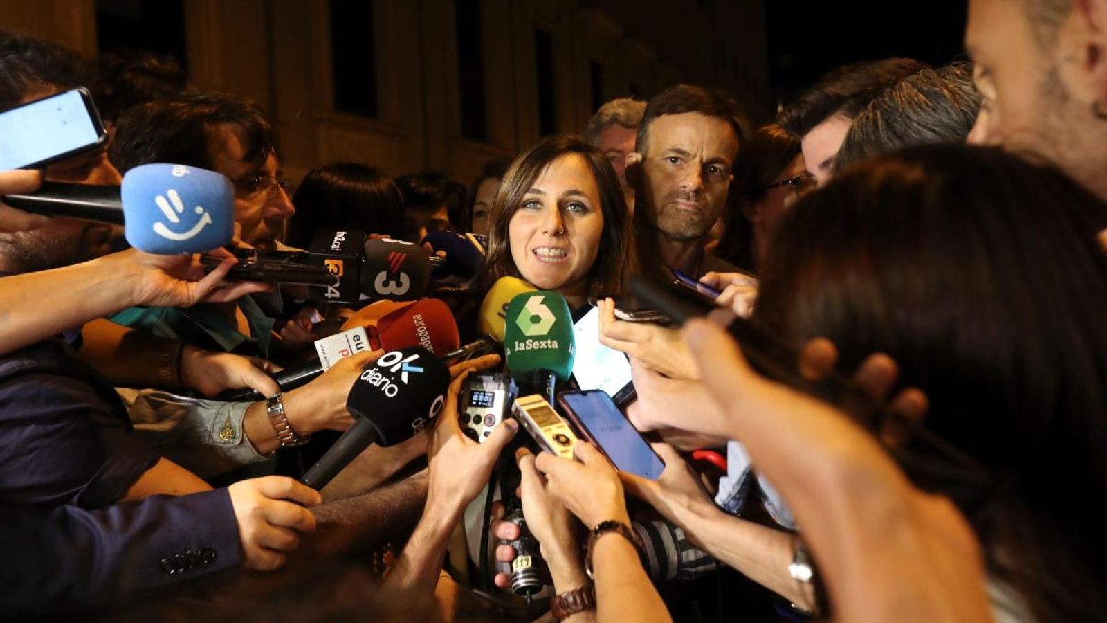 La portaveu adjunta d’Unides Podem al Congrés, Ione Belarra, davant els mitjans a l'eixida de la reunió