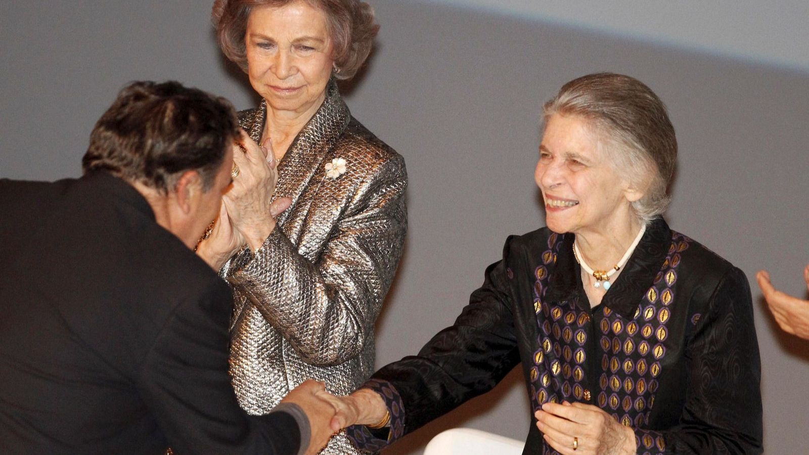 Irene de Grècia amb la seua germana, la reina Sofia, en un acte del 2017