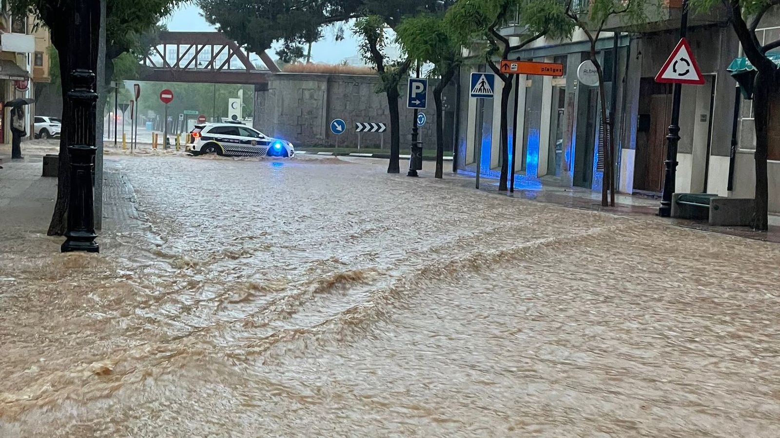 L'aigua acumulada corria per damunt de les voreres en algunes poblacions de la Plana Alta