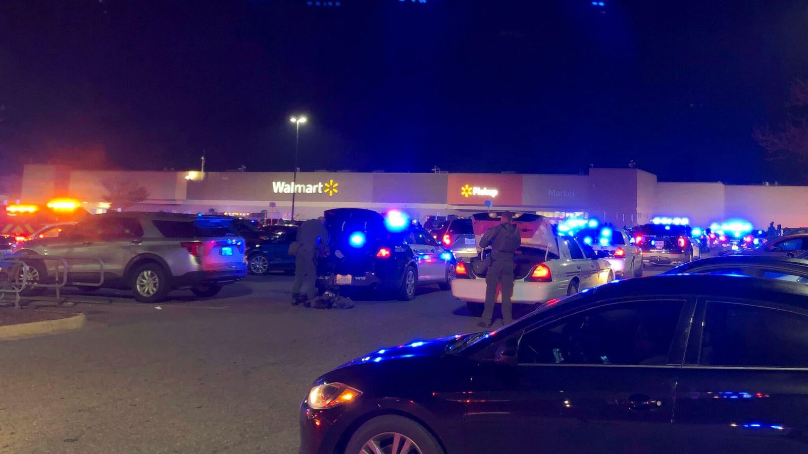 Dispositiu policial davant el supermercat on s'ha produït el tiroteig