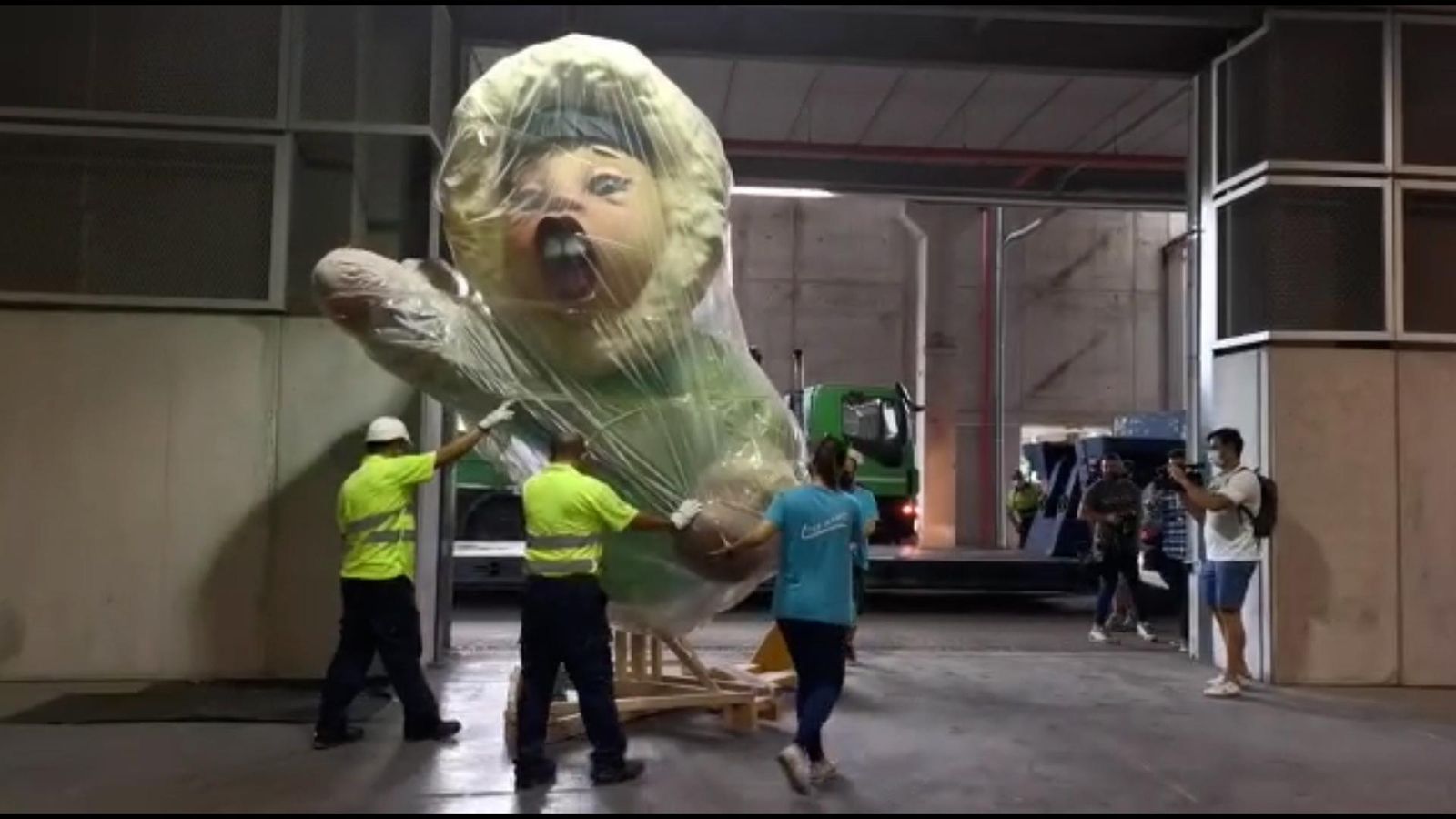 Un dels primers ninots que ha eixit de Fira València