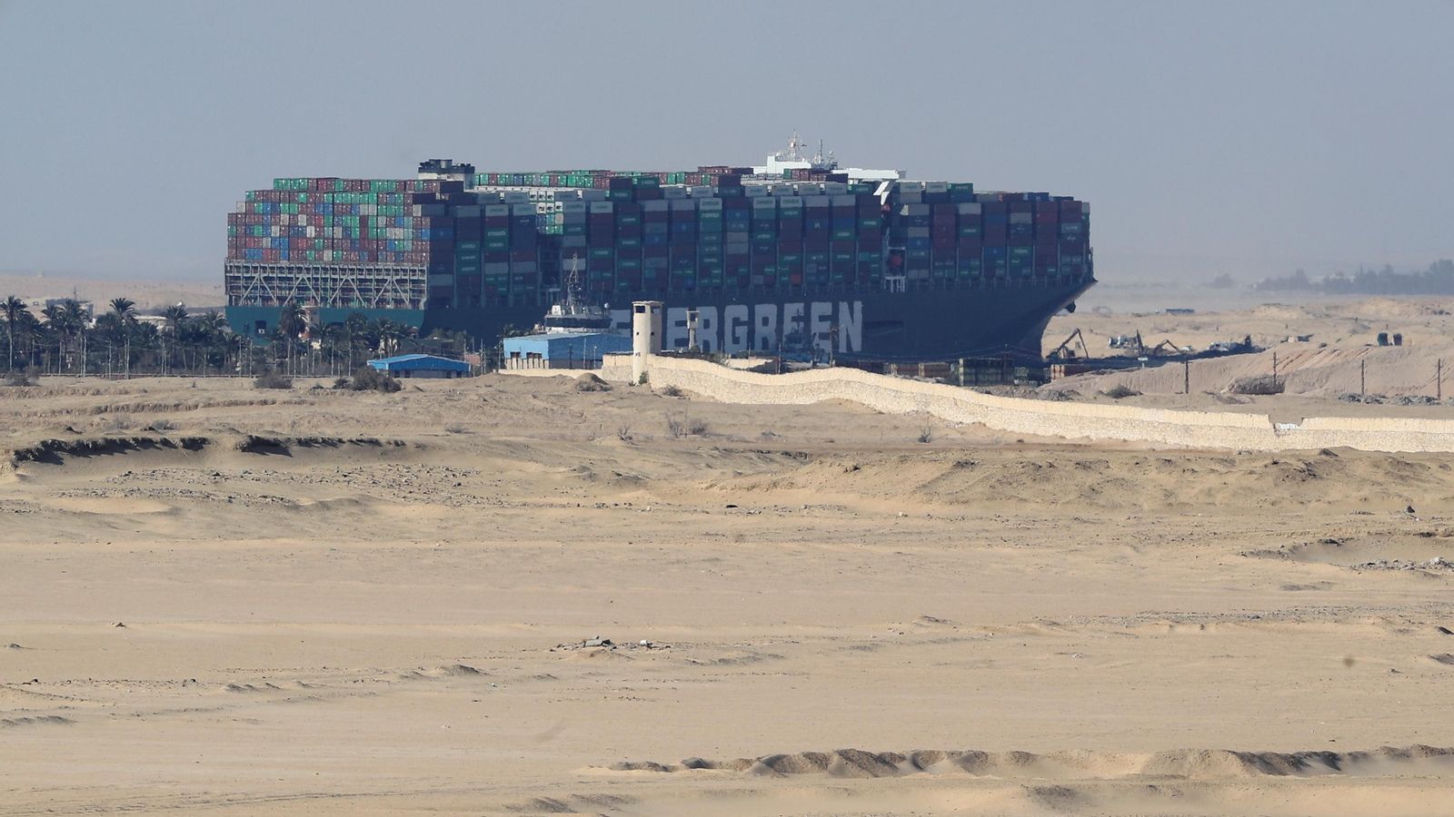 El megavaixell Ever Given continua encallat al canal de Suez / Mohamed Abd el Ghany (Reuters)