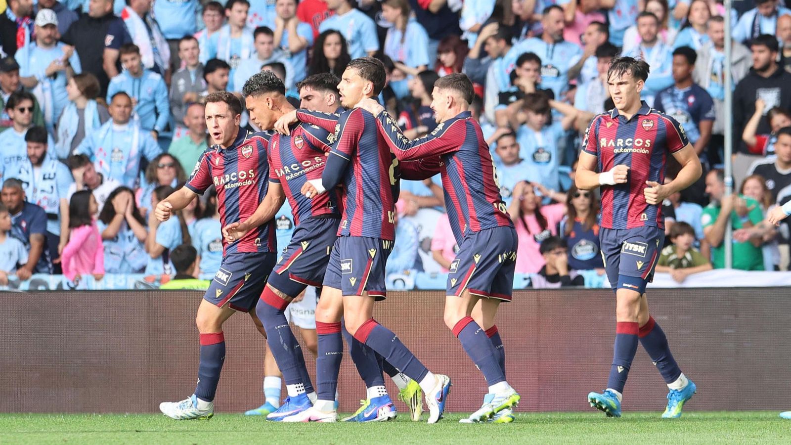 Els jugadors del Llevant celebren un dels gols