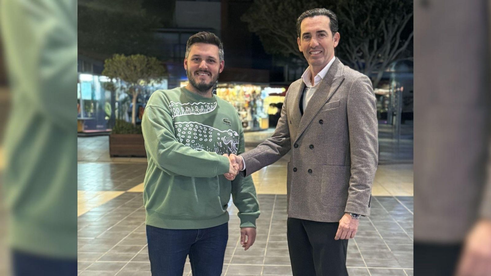 L'artista, David Sánchez Llongo, encaixant la mà am el president de la comissió Convent de Jerusalem - Matemàtic Marzal, Francisco Segura Hervás