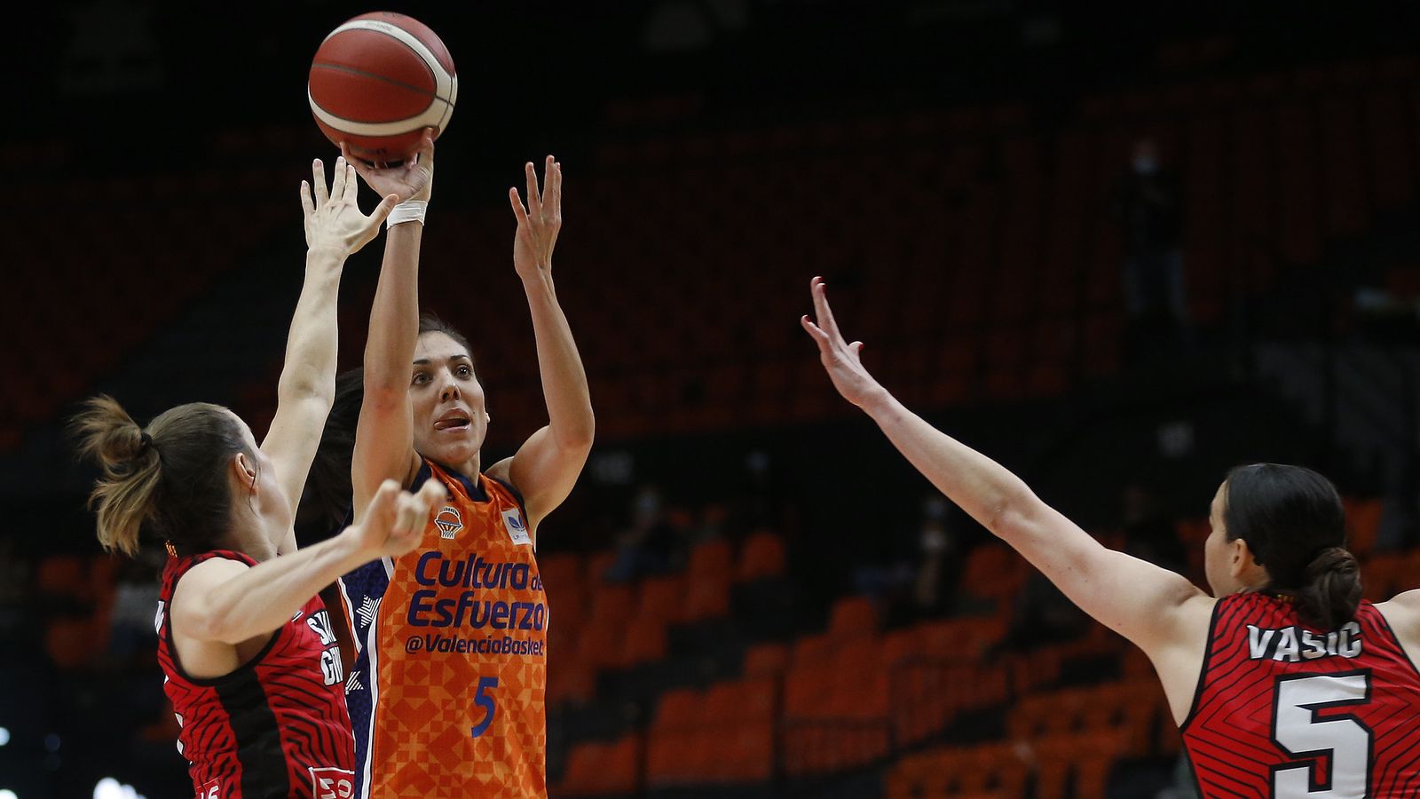 Cristina Ouviña ha liderat les taronja cap a la victòria