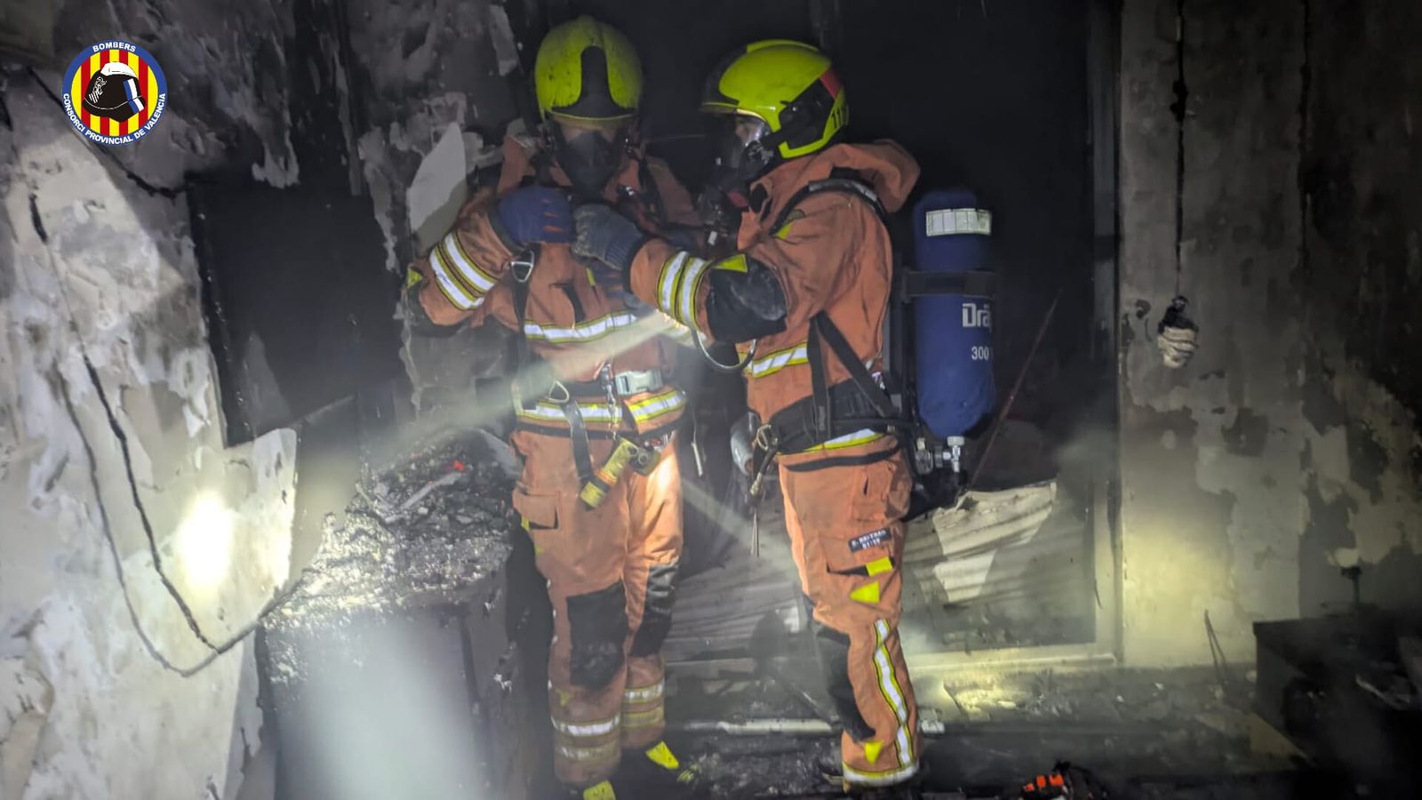 Efectius del Consorci de Bombers a l'incendi de l'edifici d'Alginet