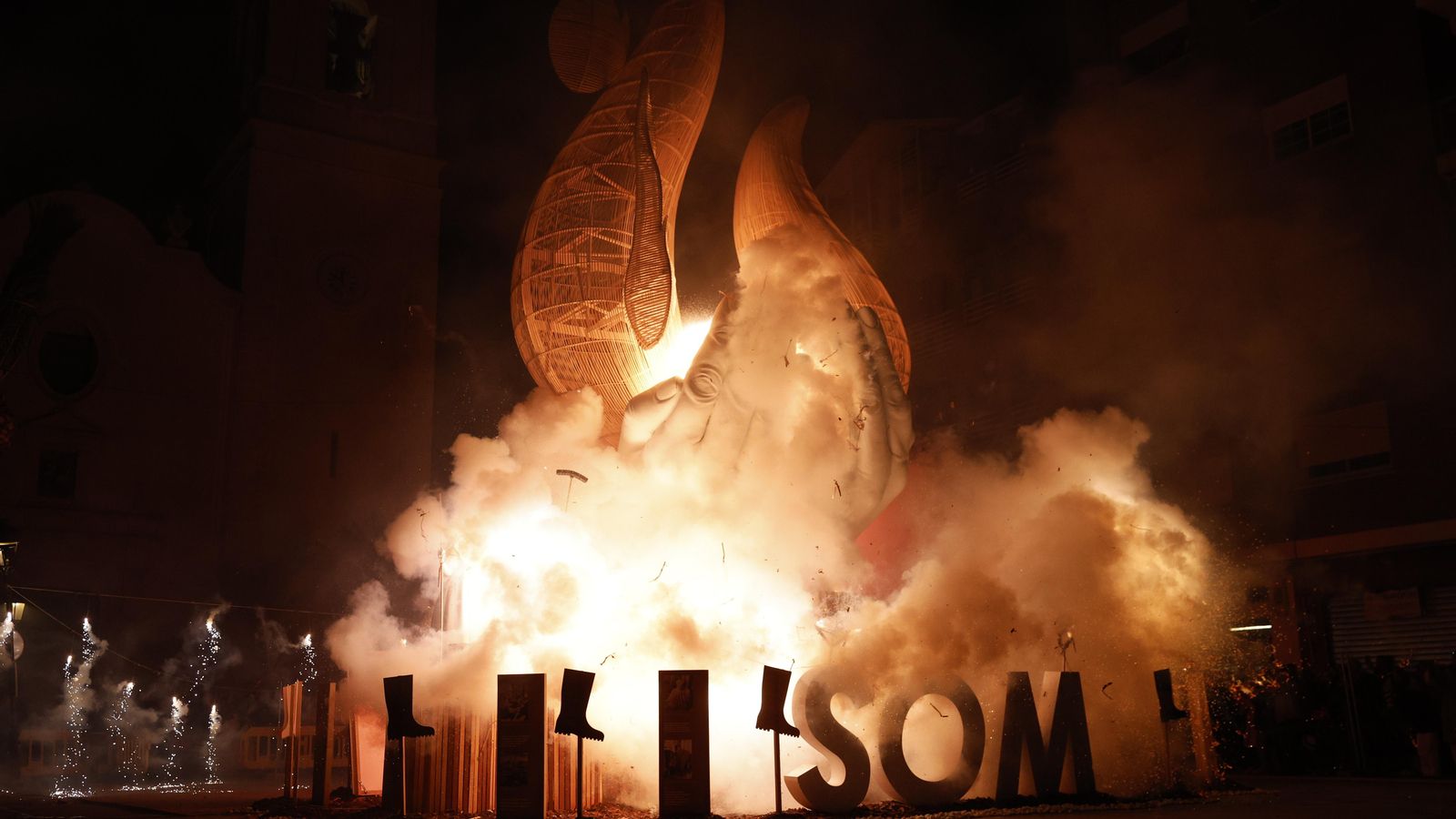 Cremà de la falla "Som", homenatge als afectats per la dana