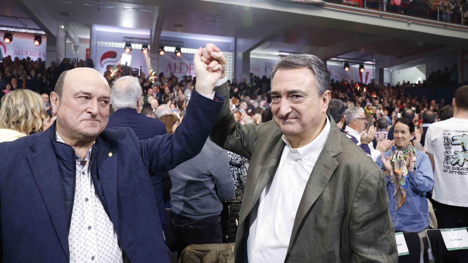 El president eixint del PNB, Adoni Ortuzar, dona la mà al nou presiendt, Aitor Esteban