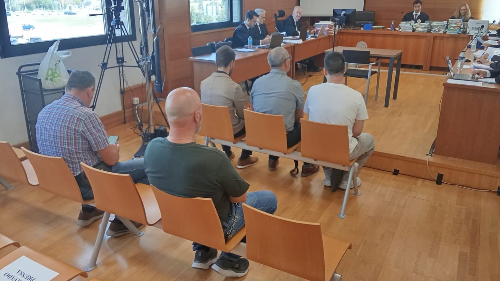 Cinc dels sis processats per la faula del Bar España davant el tribunal