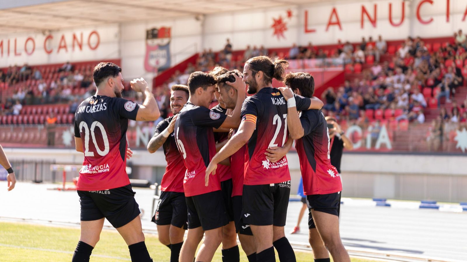 Els jugador de la Nucia celebren un gol