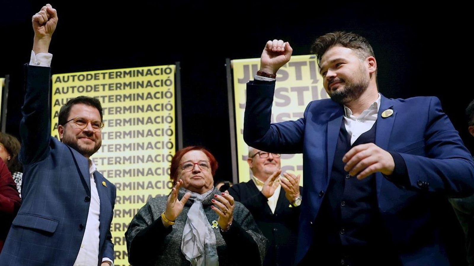 El coordinador d'ERC Pere Aragonès (esquerra) i el diputat al Congrés Gabriel Rufián, en un míting