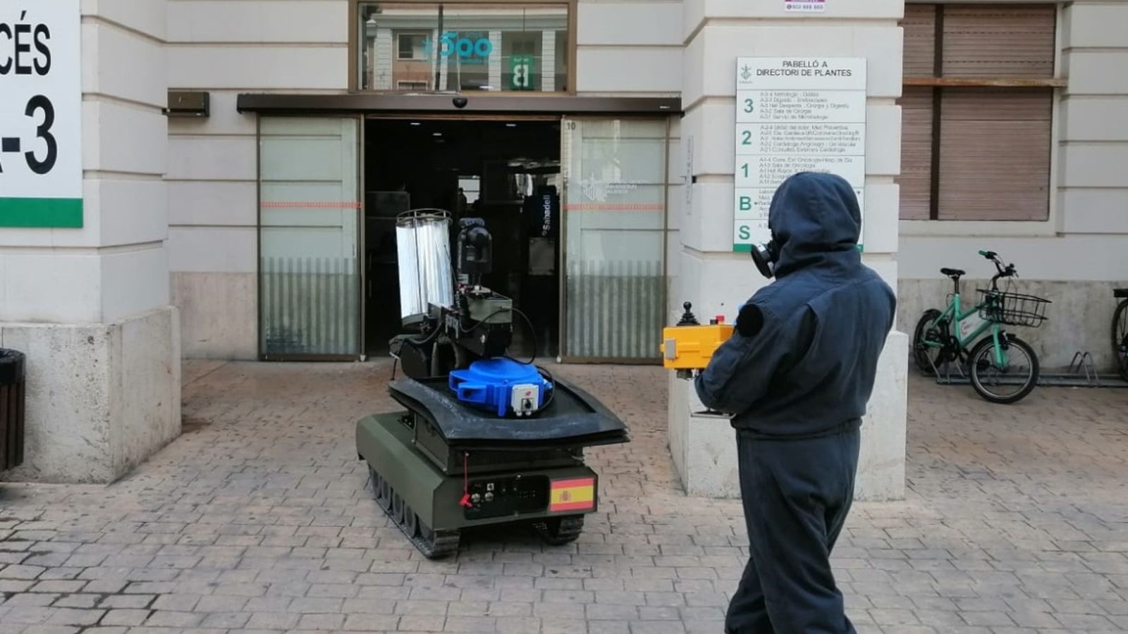 L'Exèrcit ha provat per primera vegada en una instal·lació civil el seu projecte pilot per a desinfectar superfícies.