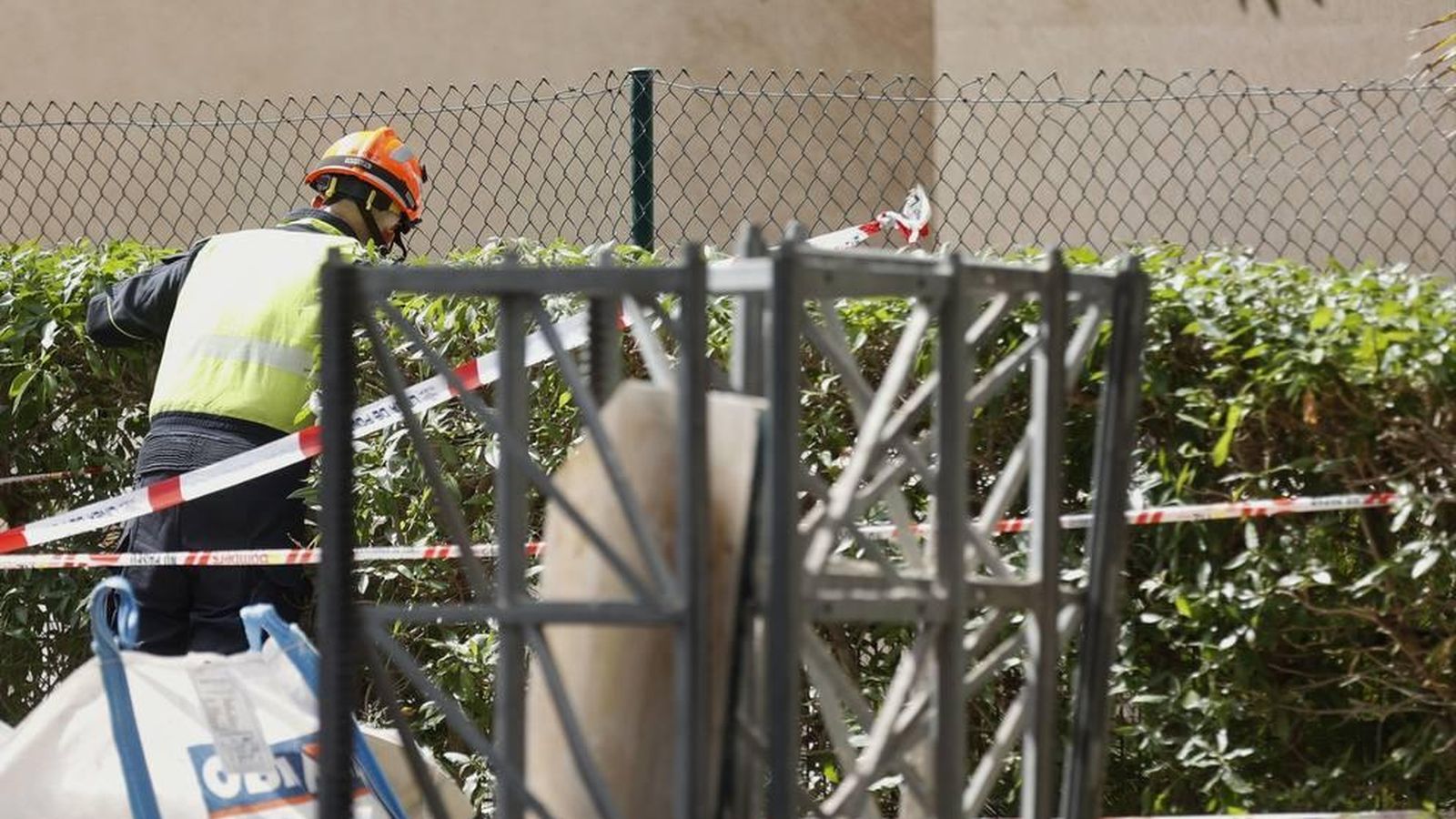 Un bomber treballa en la zona de l'accident laboral, este matí