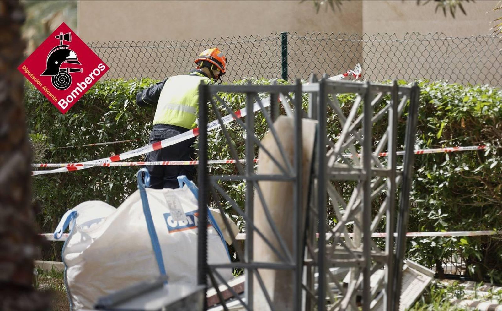 Un bomber treballa en la zona de l'accident laboral, este matí