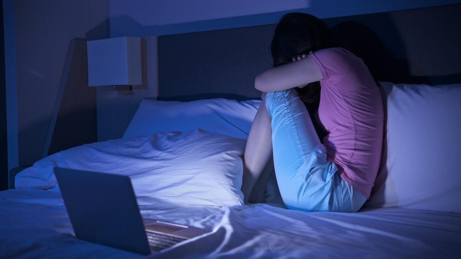 Recreació d'una dona amb símptomes de depressió a la seua habitació