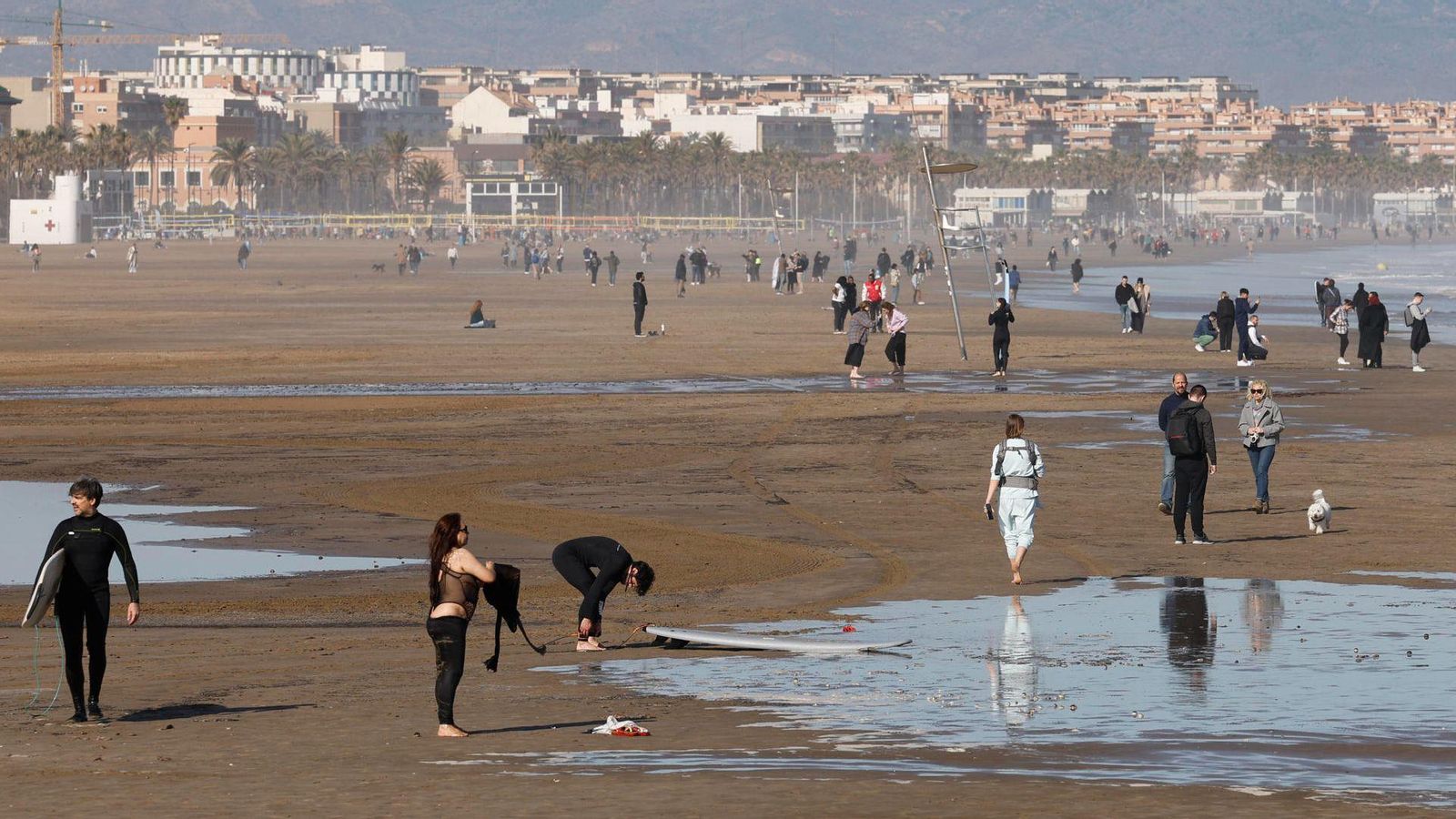 Aspecte que presentava la platja de les Arenes de València este cap de setmana