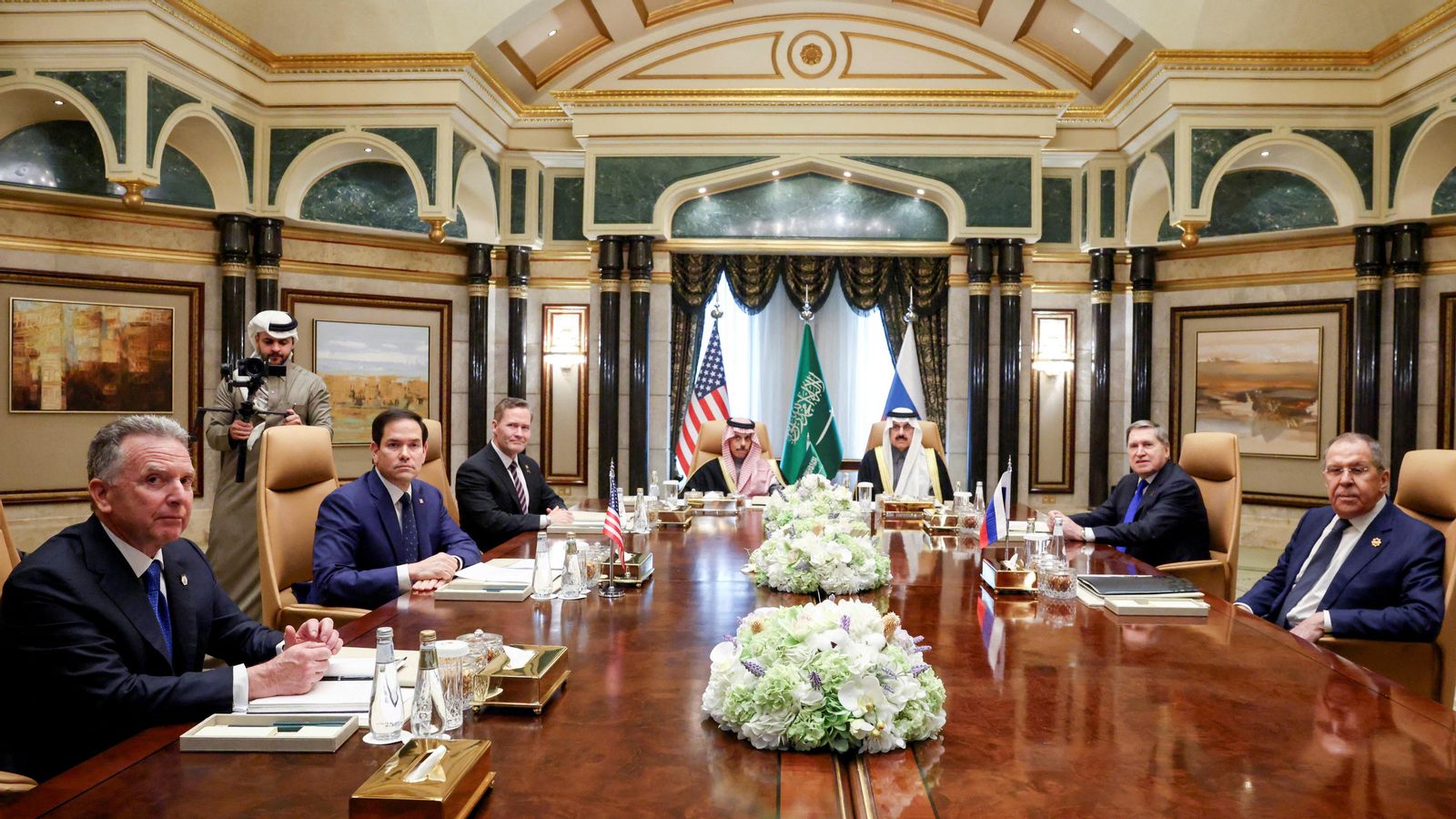 El secretari d'Estat dels Estats Units, Marco Rubio, es reuneix amb el seu homòleg rus, Serguei Lavrov, a Riad (Aràbia Saudí) El secretari d'Estat dels Estats Units, Marco Rubio, es reuneix amb el seu homòleg rus, Serguei Lavrov, a Riad (Arabia Saudita)