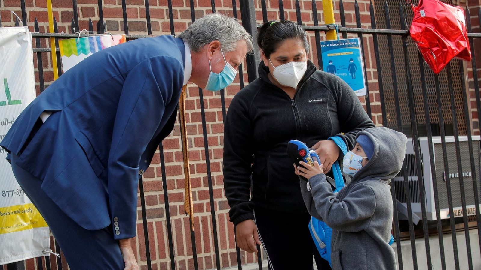 L'alcalde de Nova York saluda a un xiquet en el seu primer dia de col·legi en el districte de Queens el passat 21 de setembre