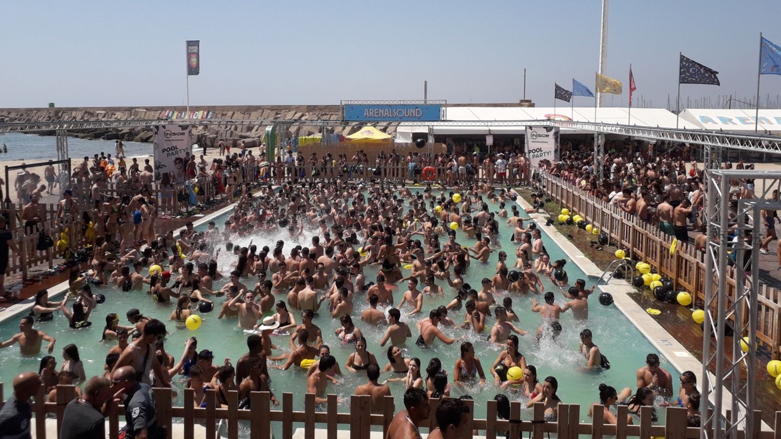 Centenars de joves disfruten de la música i la piscina en la Pool Stage