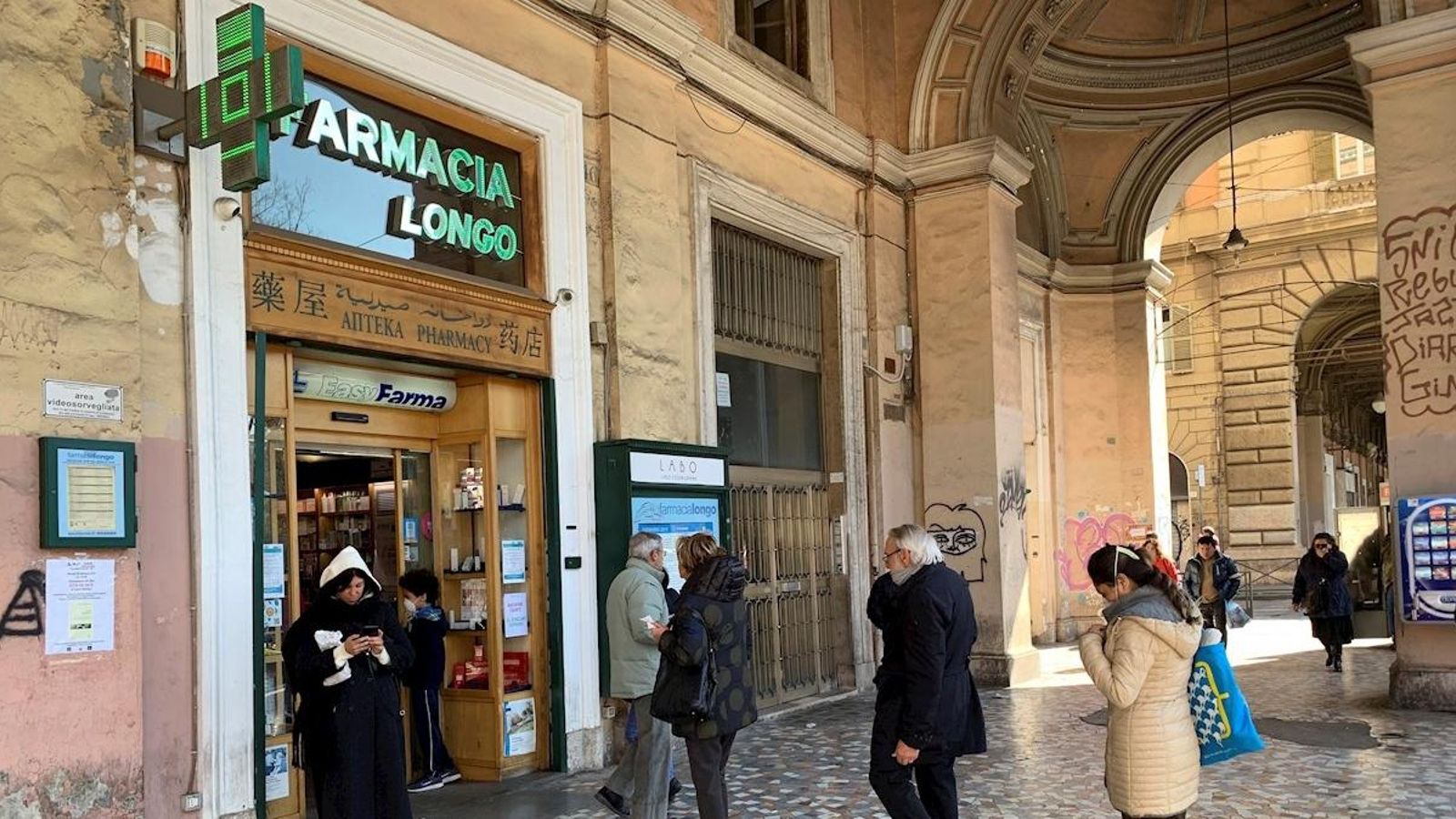 Gent fent cua en una farmàcia italaiana