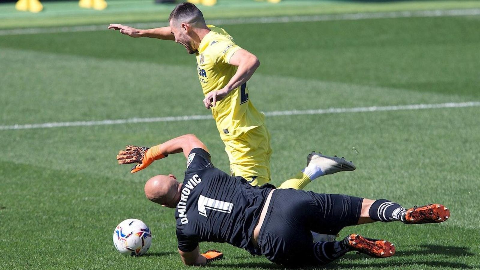 Moi Gómez tracta de superar Dimitrovic