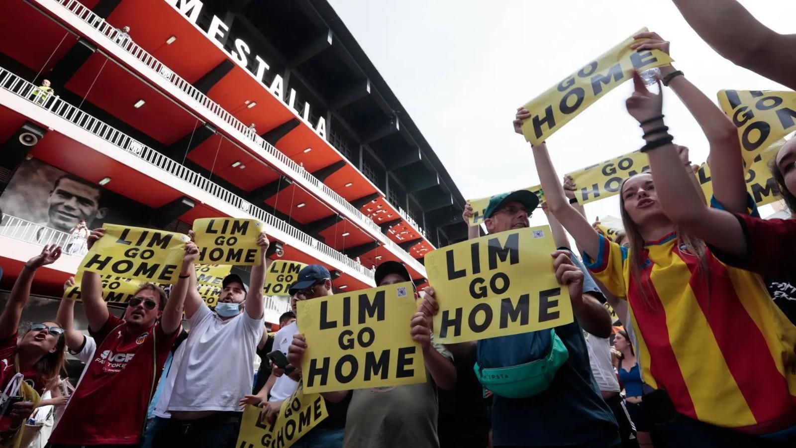 L'afició del València CF ha eixit al carrer a demanar que Peter Lim se'n vaja del club
