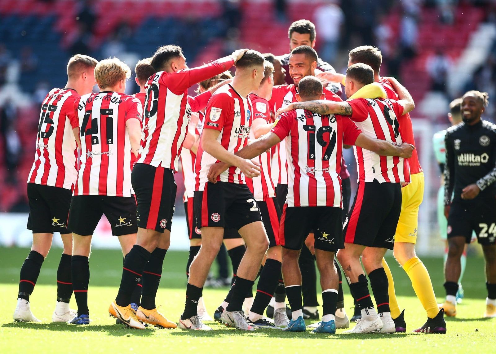 Els jugadors del Brentford celebren l'ascens