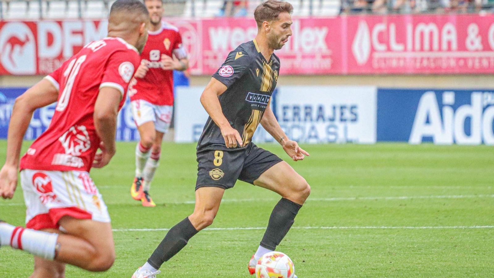 Miguel Marí, en una acció del partit Miguel Marí, en una acció del partit