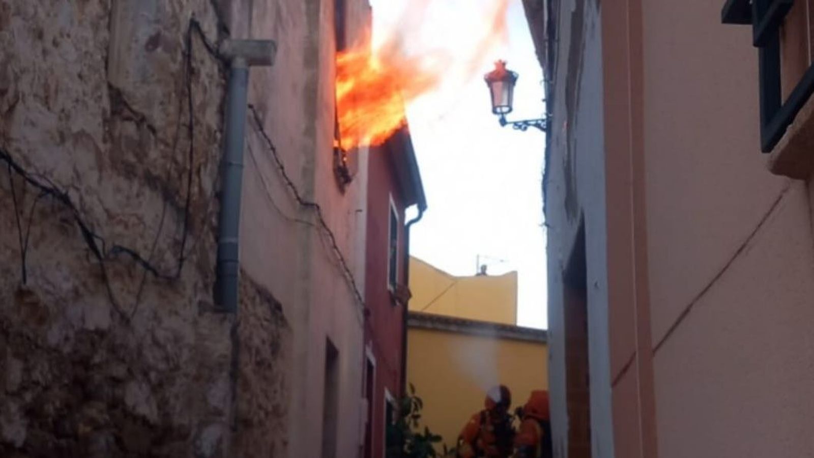 Efectius de bombers treballen en l'extinció d'un incendi a un habitatge a Sagunt