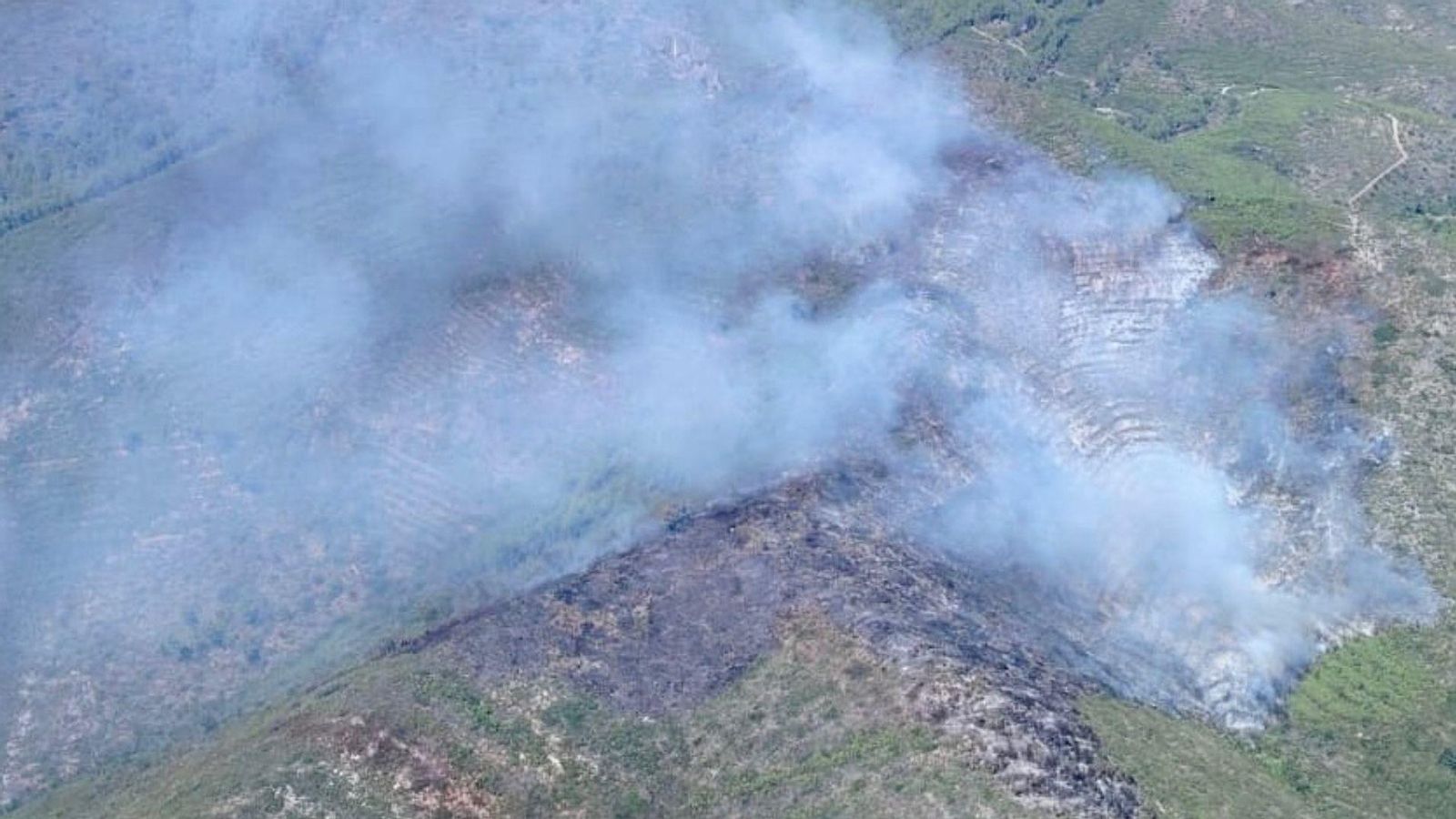 Els bombers treballen en una zona inaccessible per als mitjans terrestres
