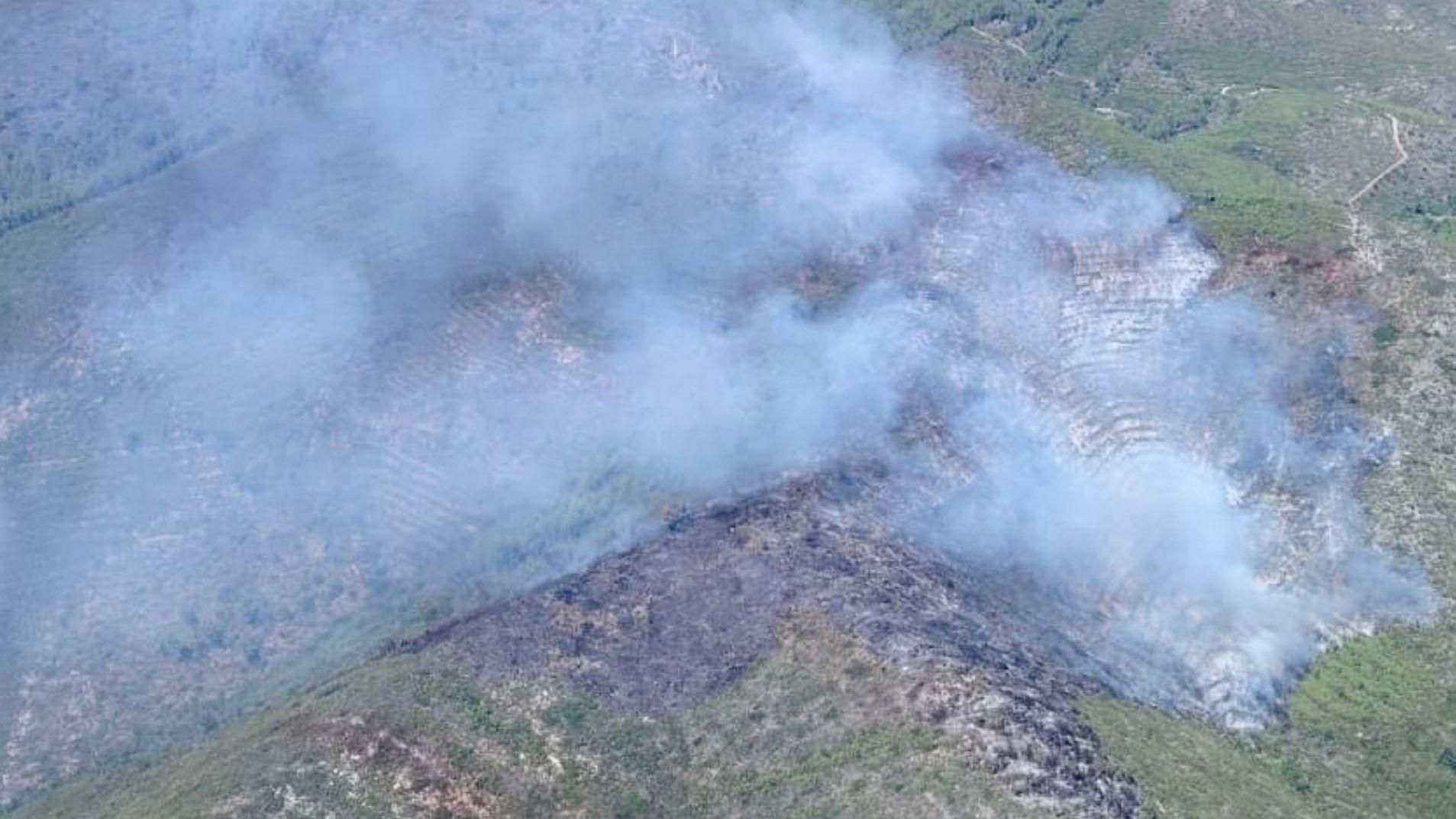 Els bombers treballen a una zona que resulta inaccessible per als mitjans terrestres