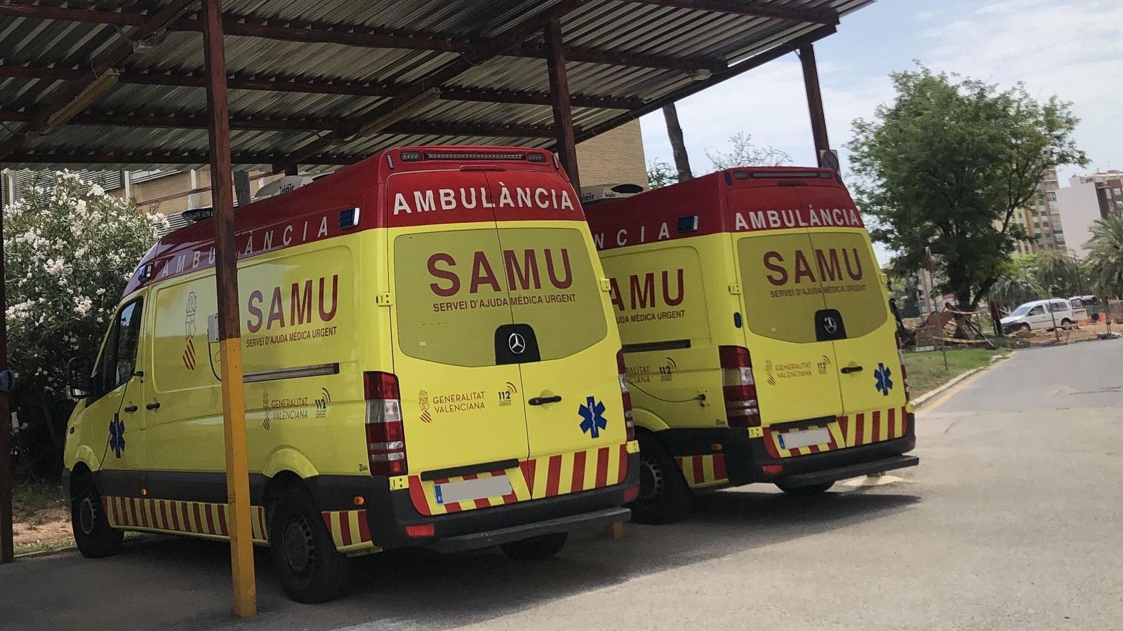 Dos vehicles del SAMU en una imatge d'arxiu